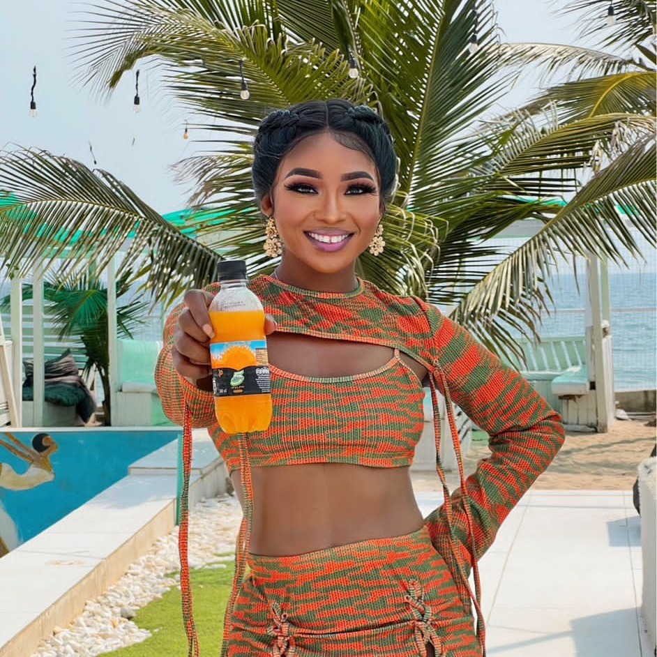 5Alive creator holding the product